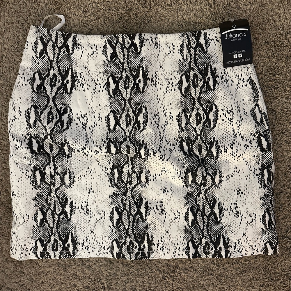 Black and White Mini Pencil Skirt for Night Out